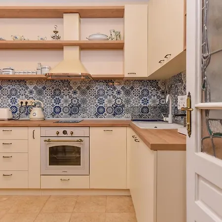 Spacious Vintage 2br, 2bath By Flat Mаnager Sofie